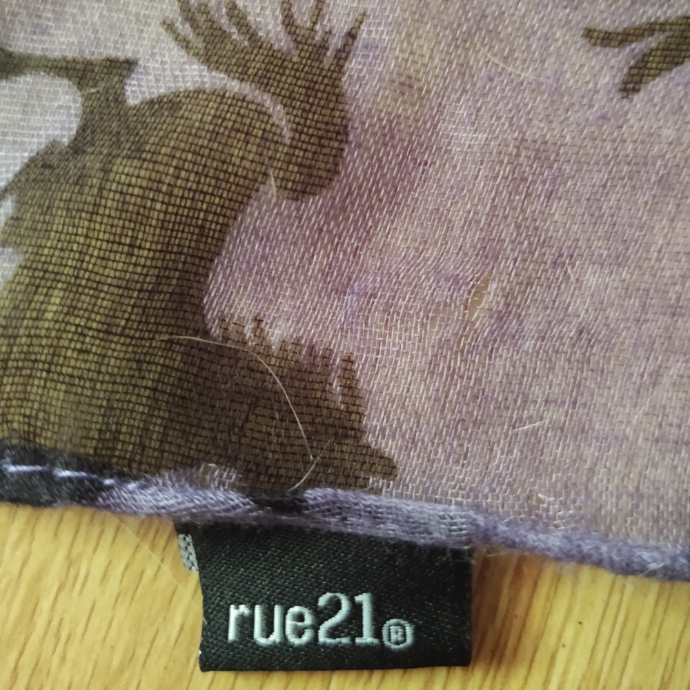 A scarf - Picture 2 of 2